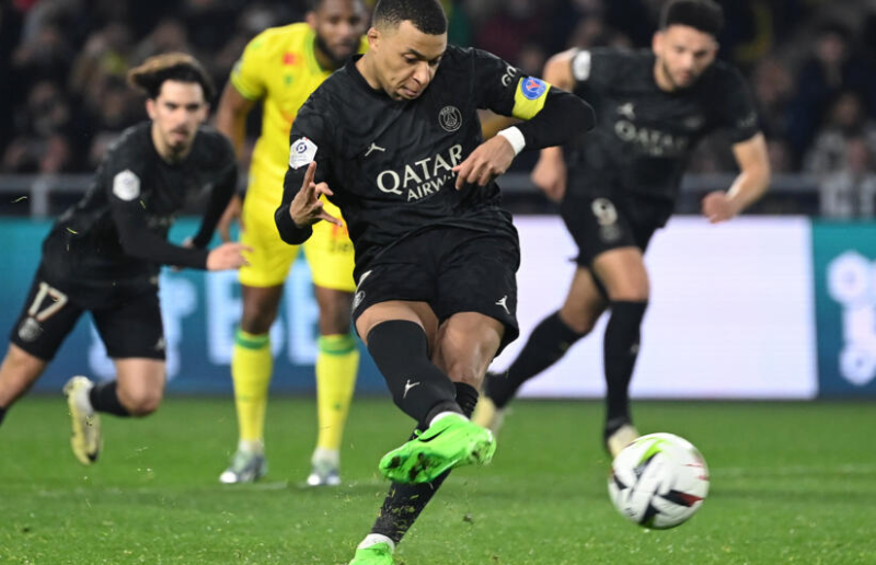 Le PSG s’impose à Nantes grâce à un but de Mbappé depuis le banc de touche