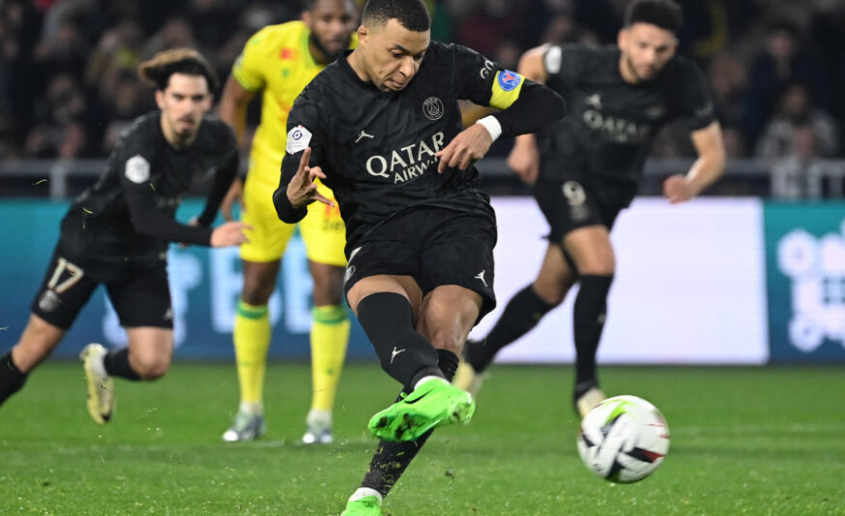 Le PSG s'impose à Nantes grâce à un but de Mbappé depuis le banc de touche