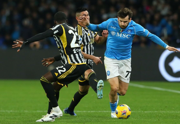 La Juventus s'est inclinée 1-2 face à Naples, son rêve de remporter le titre s'éloigne.